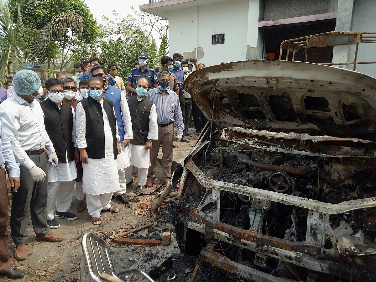 ফরিদপুরের সালথায় তাণ্ডবে ক্ষতিগ্রস্ত বিভিন্ন স্থাপনা পরিদর্শন করেন আওয়ামী লীগের কেন্দ্রীয় নেতৃবৃন্দ। আজ বৃহস্পতিবার দুপুরে সালথা উপজেলা নির্বাহী কর্মকর্তার গাড়ির গ্যারেজ থেকে তোলা ছবি