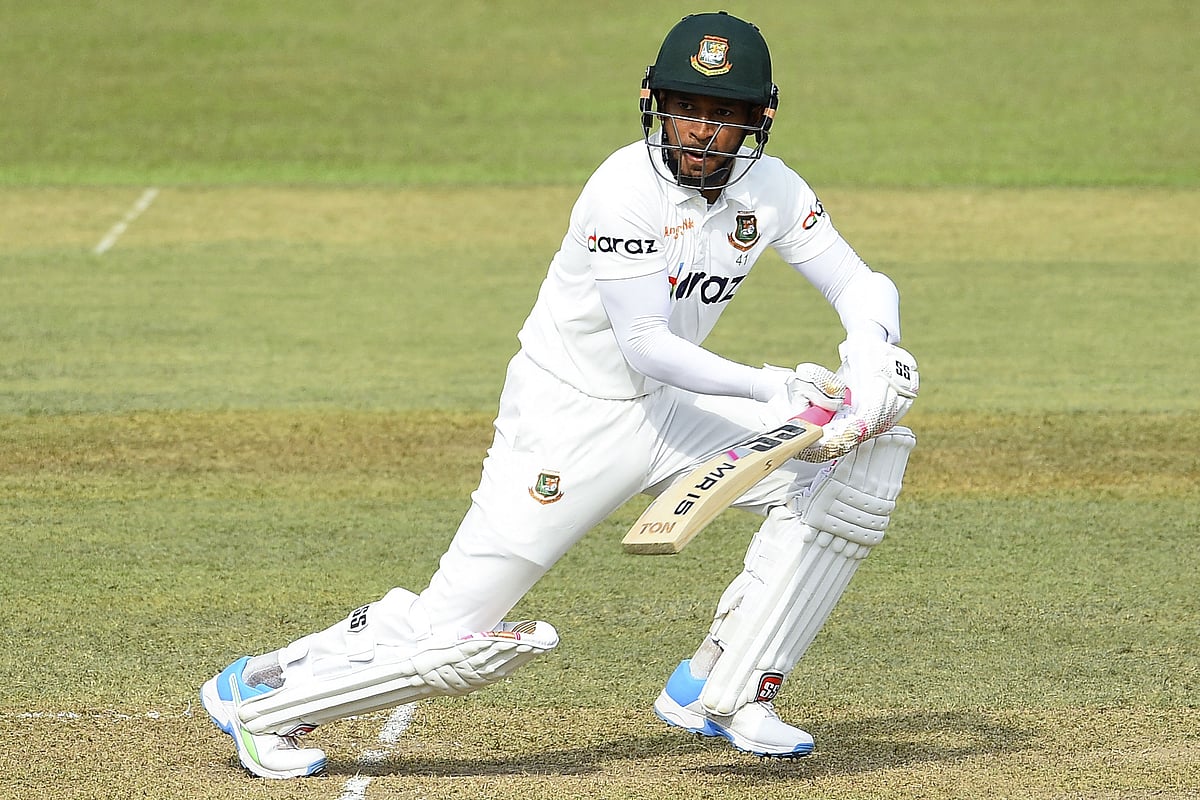 মুশফিক অপরাজিত ৪৩ রানে।