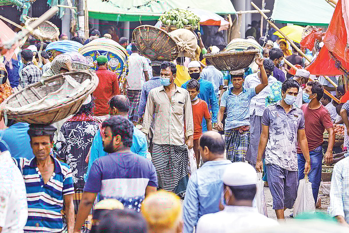 রাজধানীর শ্যামবাজারে ছিল মানুষের প্রচণ্ড ভিড়। কিন্তু এই অবস্থার মধ্যেও অনেকেই মাস্ক পরেননি। গতকাল দুপুরে