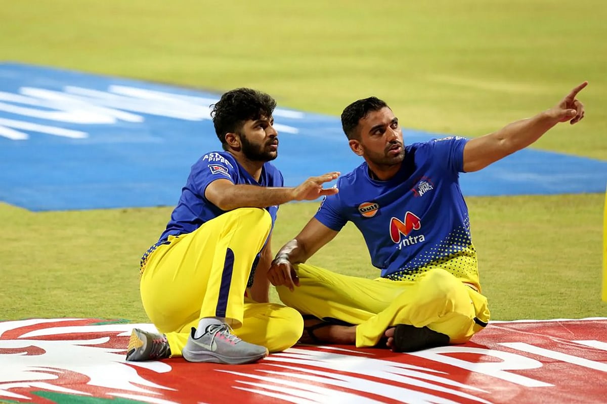 সমালোচুনার জবাব কীভাবে দিতে হয় দেখালেন চাহার (ডানে)।