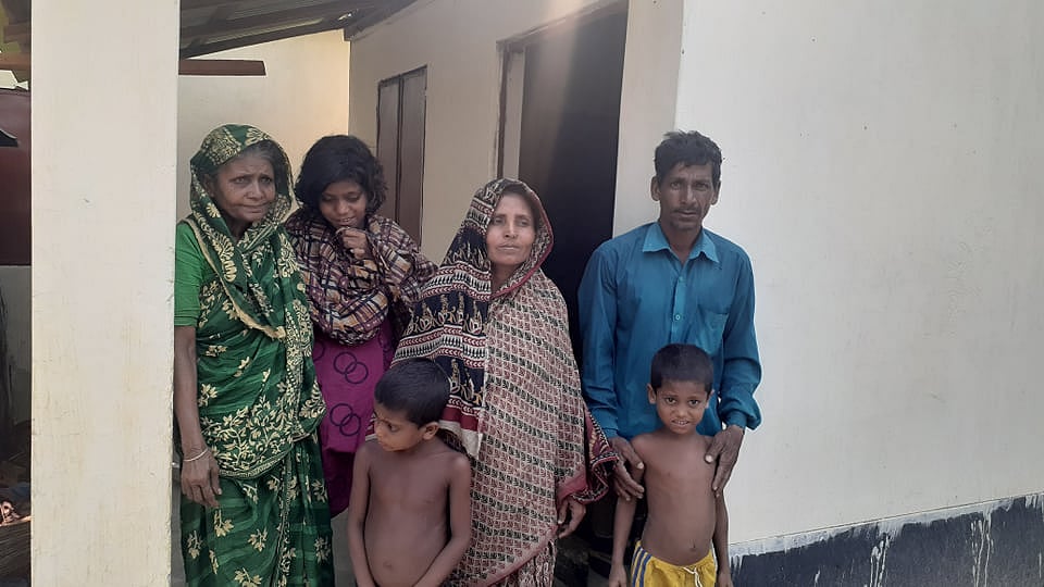 কৃষিশ্রমিক লিয়াকত আলী সাত সদস্যের পরিবার নিয়ে আগে ছাপরাঘর থাকতেন। এখন আর দুশ্চিন্তা নেই। তাঁরা এখন পাকা বাড়িতে থাকছেন