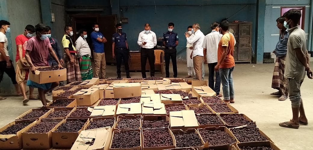 মুন্সিগঞ্জ সদর উপজেলায় অভিযান চালিয়ে ইঁদুরের বাচ্চাসহ উদ্ধার করা ৮ টন খাওয়ার অনুপোযোগী পচা খেজুর। আজ বুধবার দুপুরে উপজেলার মুক্তারপুরের এলাইড কোল্ড স্টোরেজ