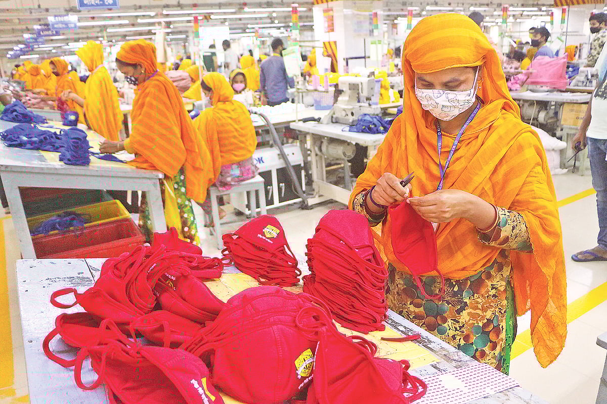 পোশাক কারখানায় কাজ করছেন নাররী শ্রমিকেরা