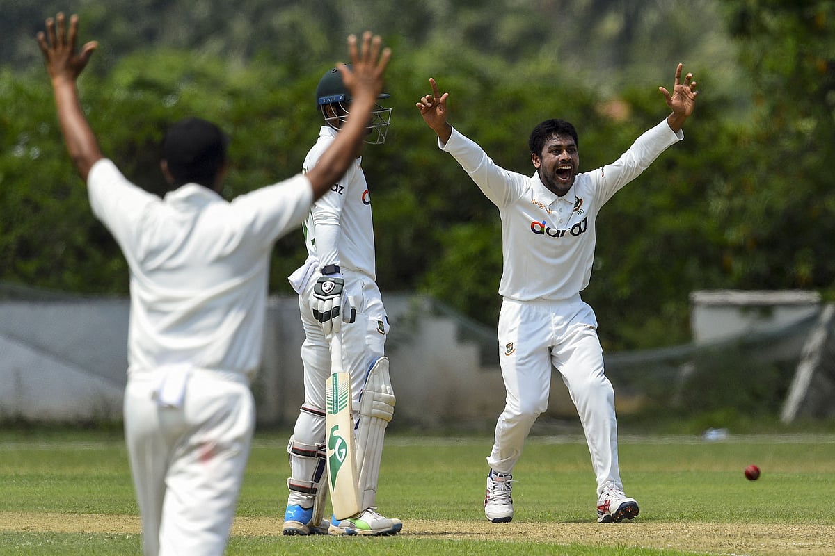 আজ মিরাজ তিন উইকেট পেয়েছেন।