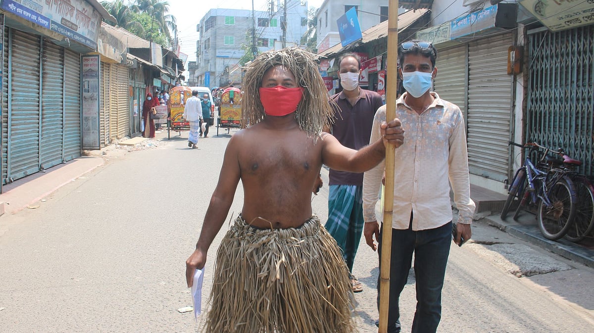 পিরোজপুর শহরে করোনার সংক্রমণ রোধে মানুষকে সচেতন করতে ব্যতিক্রমী প্রচারণায় নেমেছেন মো. ফরিদ নামের এই ইজিবাইকচালক