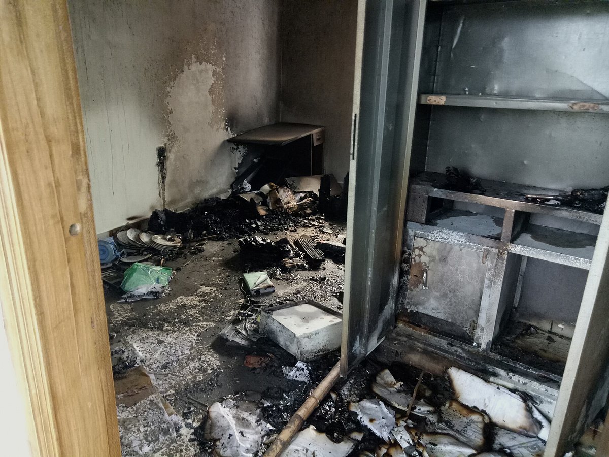 ফরিদপুরের সালথা উপজেলা সহকারী কমিশনারের (ভূমি) কার্যালয় ভাঙচুর করে অগ্নিসংযোগ করা হয়। মঙ্গলবার সকালে তোলা ছবি