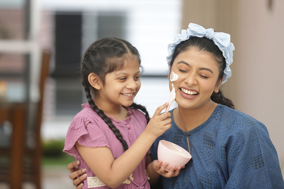 পরিবারের সবার সঙ্গে সময় কাটুক আনন্দে, যত্নে