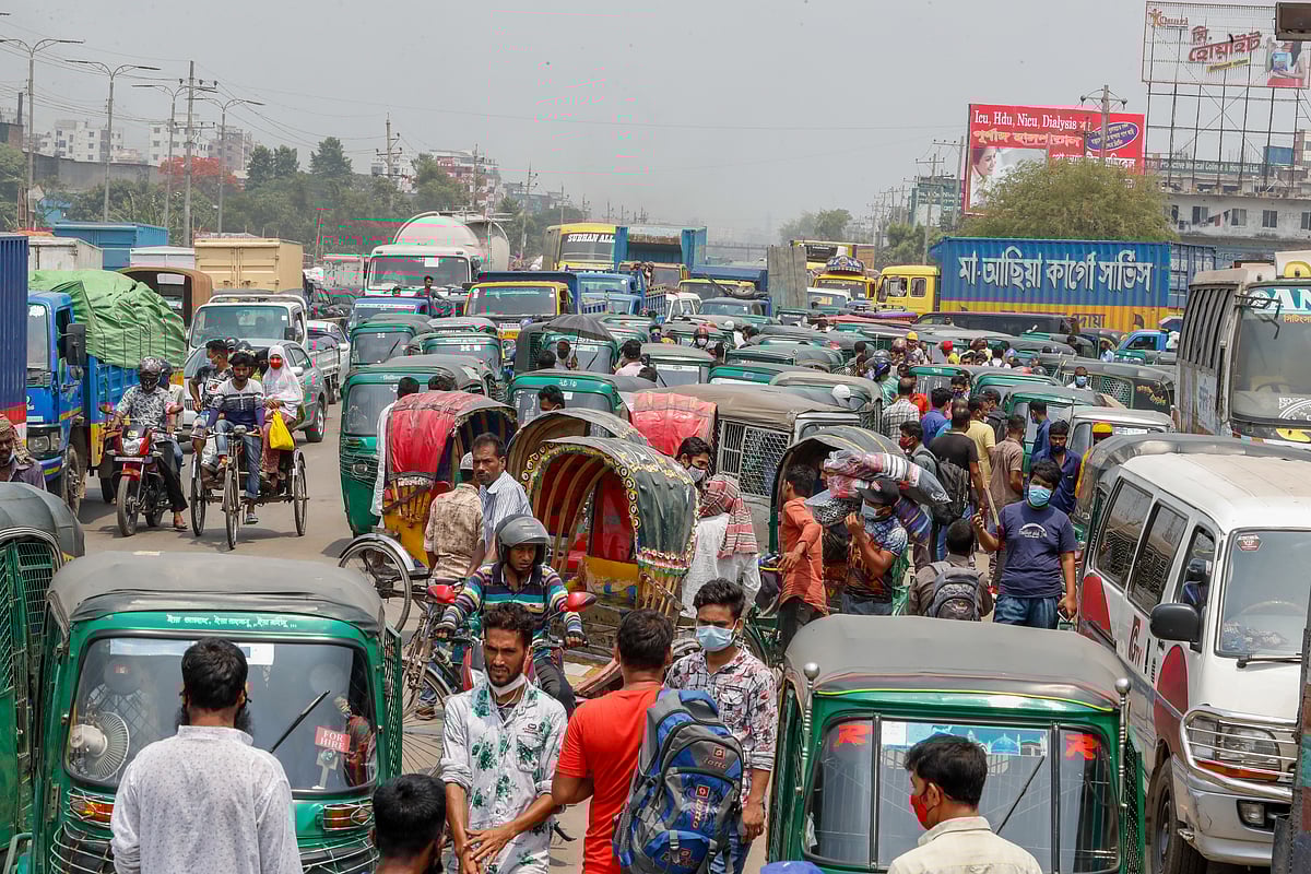 তিন চাকার ওই যানগুলো যাত্রী নিয়ে ছুটছে দূরের গন্তব্যে। ভাড়াও নেওয়া হচ্ছে কয়েক গুণ বেশি। বুধবার নারায়ণগঞ্জের সাইনবোর্ড এলাকা থেকে তোলা।