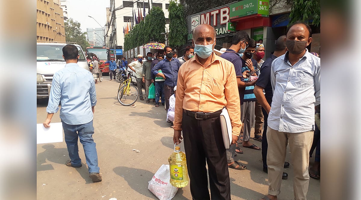 টানা তিন ঘণ্টা দাঁড়িয়ে তেল সংগ্রহ করেন ঠিকাদার আবুল বাশার