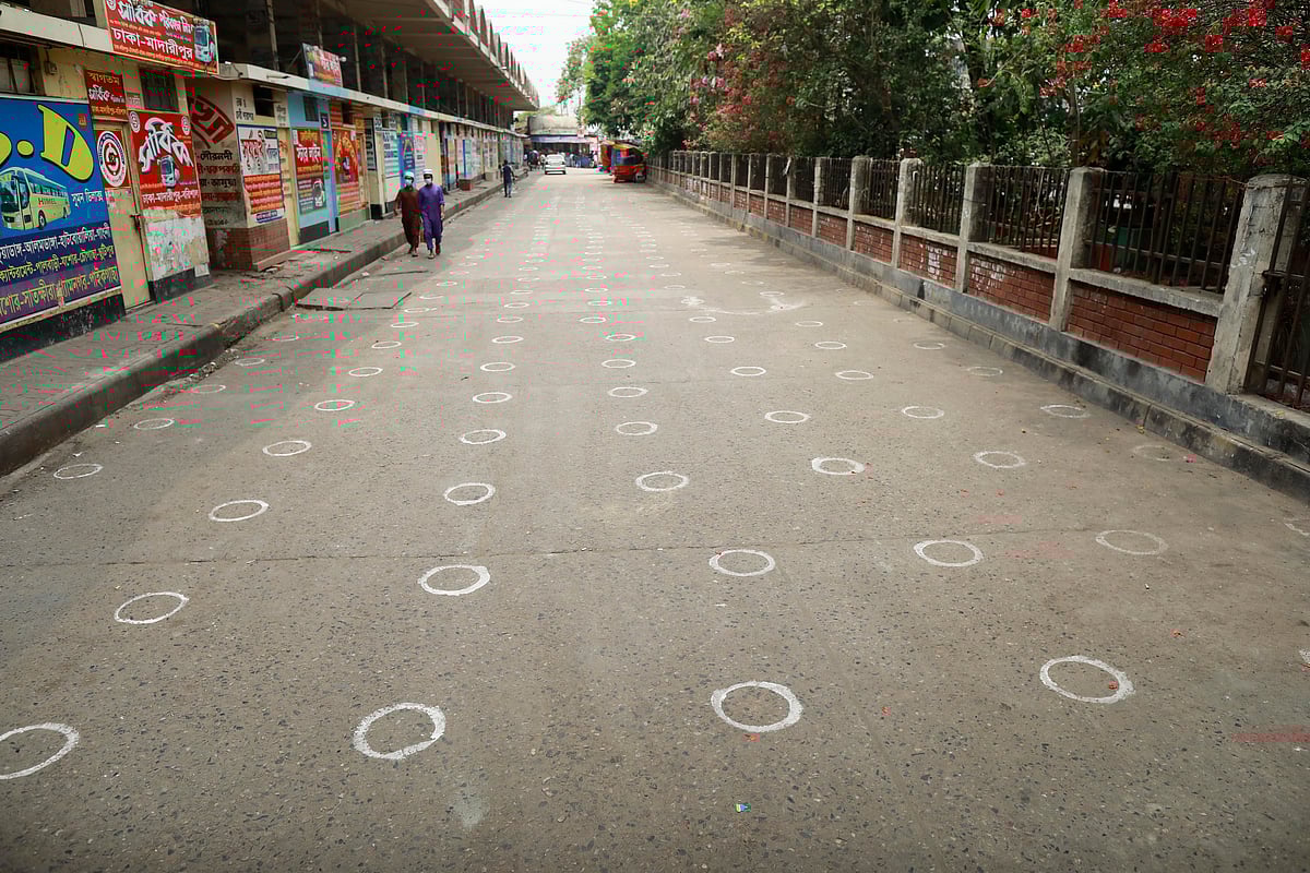 স্থবির হয়ে আছে গাবতলী বাস টার্মিনাল। দূরপাল্লার যান চলাচল না করার কারণে যাত্রী ও শ্রমিক তেমন নেই বললেই চলে