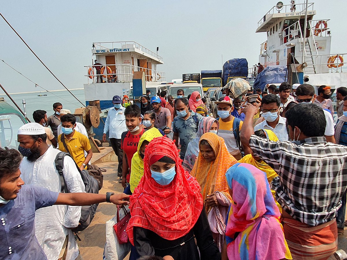 রাজবাড়ীর দৌলতদিয়া ঘাটে নদী পারাপারের অপেক্ষায় মানুষের ভিড় অব্যাহত রয়েছে। আজ বুধবার সকালে দৌলতদিয়ার ৩ নম্বর ঘাটে ইউটিলিটি ফেরি বনলতায় ঢাকামুখী যান ও যাত্রীদের ভিড় ছিল এ রকমই