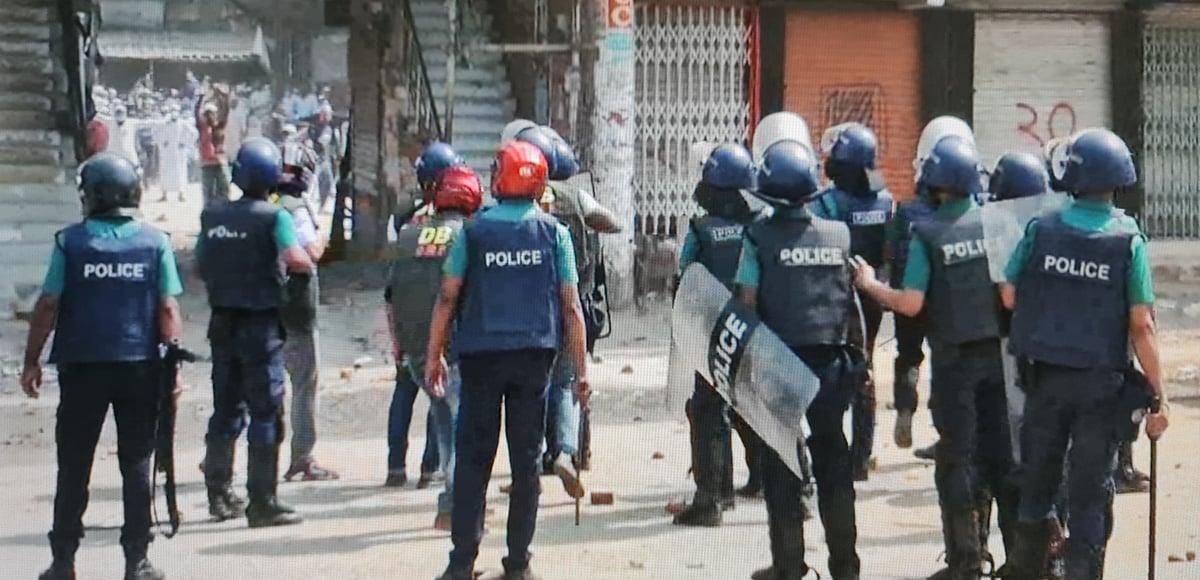 ঢাকা-টাঙ্গাইল মহাসড়কের গাজীপুরের চান্দনা চৌরাস্তা এলাকায় পুলিশ ও হেফাজত নেতা–কর্মীদের মধ্যে সংঘর্ষ হয়। শুক্রবার দুপুরে।