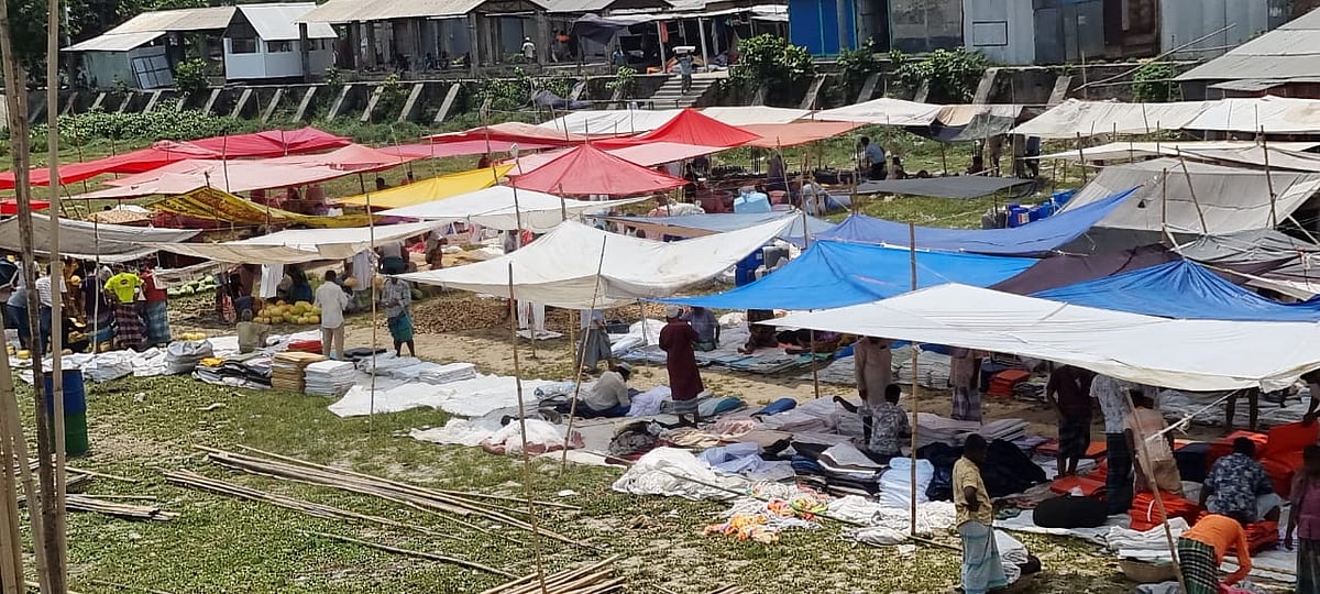 লকডাউনের মধ্যেই সোনারগাঁ উপজেলার সবচেয়ে বড় পাইকারি হাট আনন্দবাজারে আজ হাট বসেছে। আজ বুধবার তোলা।