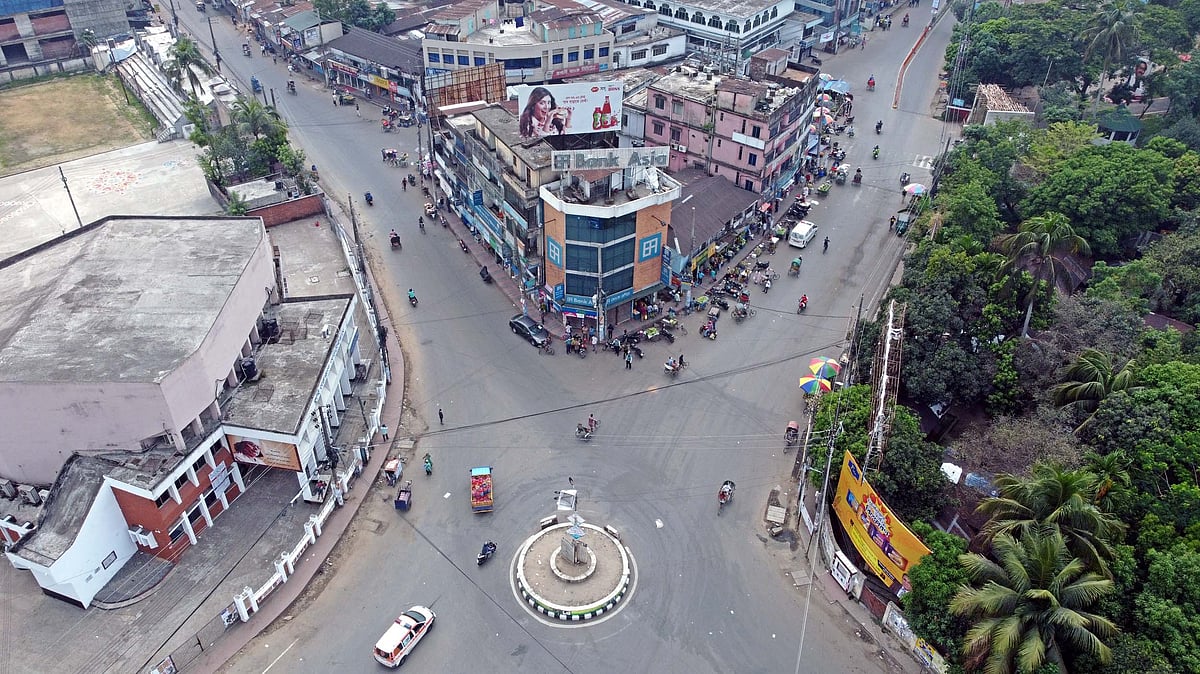 সিলেট নগরে লকডাউনের প্রথম দিন বুধবার সকালে সড়ক ছিল ফাঁকা। রিকাবীবাজার মোড়ে