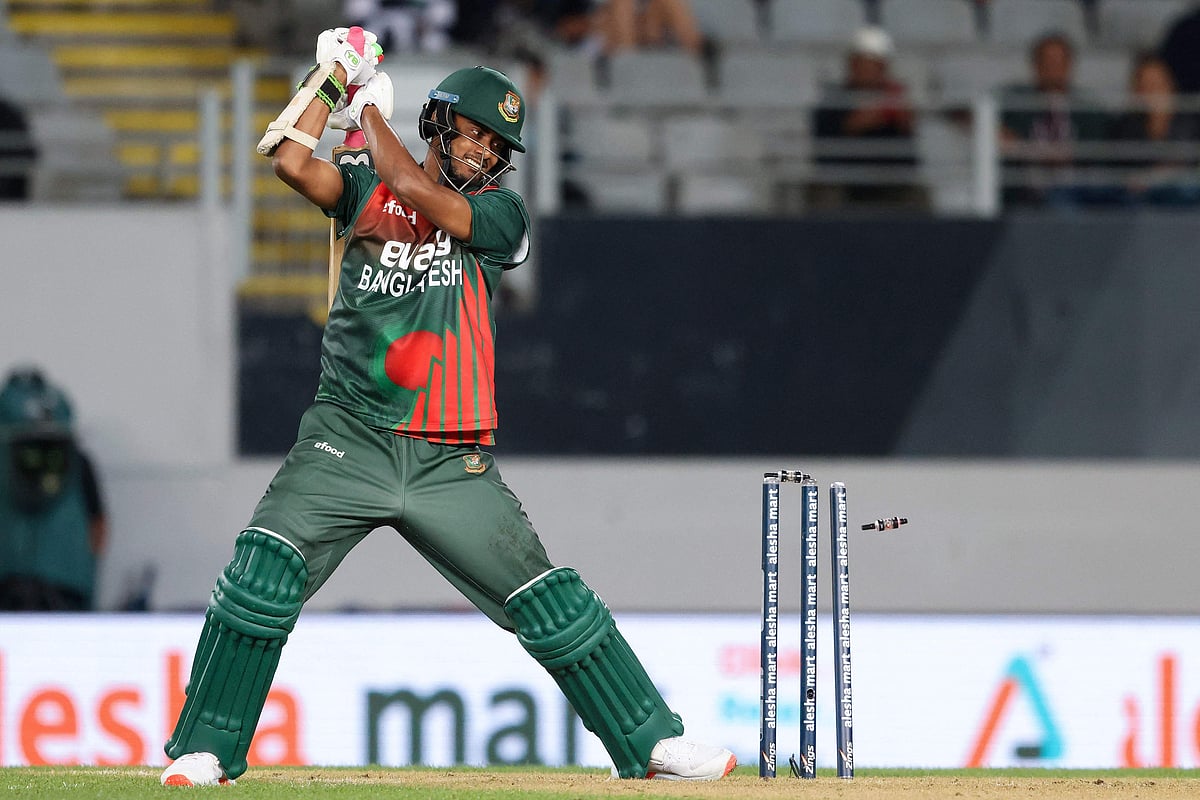 বাংলাদেশের ব্যাটসম্যানদের আউট হওয়ার দৃশ্য কয়েক বল পরপরই দেখা গেছে।