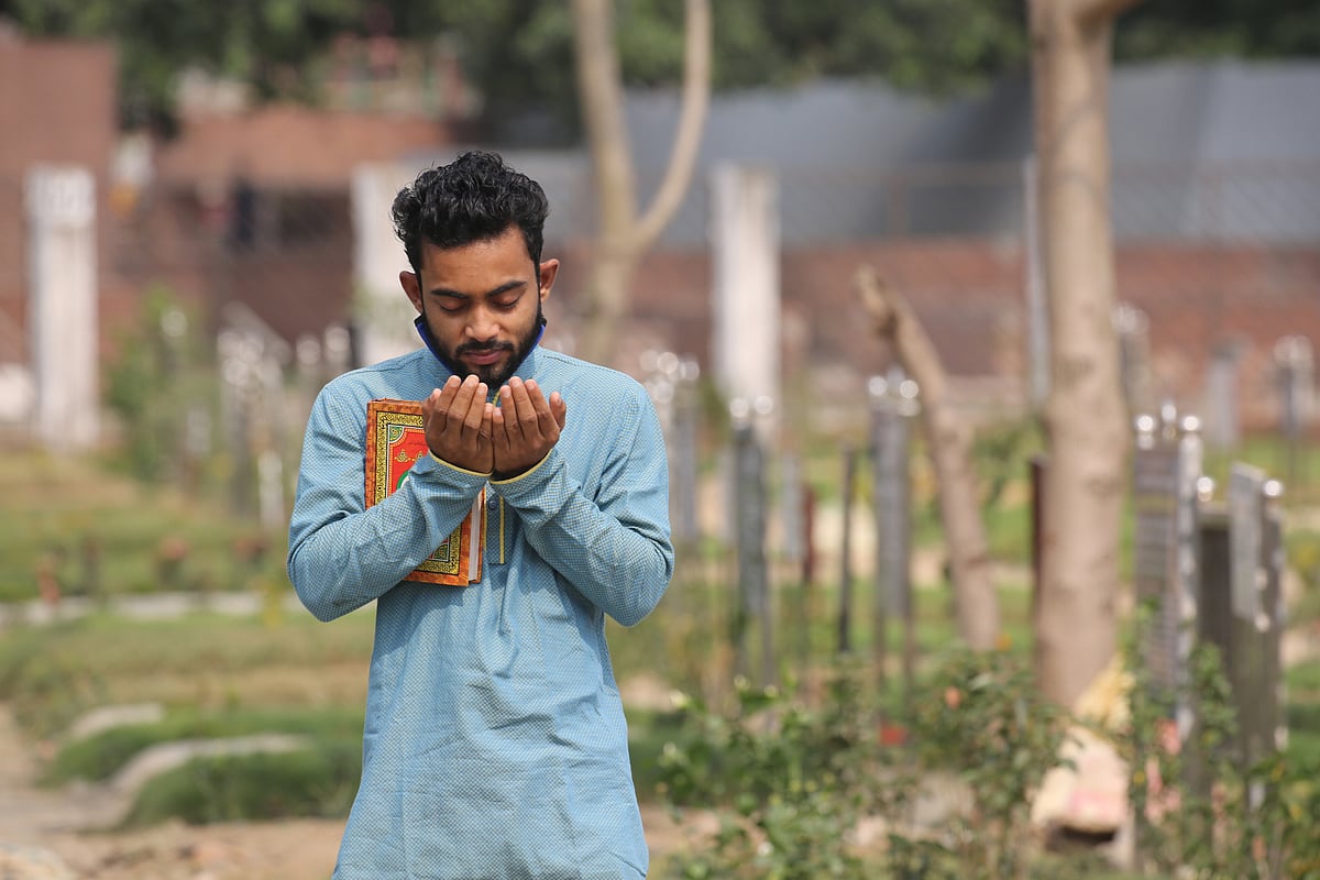 এমনই এক শুক্রবারে গত ১ জানুয়ারি মাকে হারিয়েছেন হাবিবুর রহমান আশিক। শ্বাসকষ্ট নিয়ে সোহরাওয়ার্দী হাসপাতালে, পরে ঢাকা মেডিকেলে ভর্তি করতে হয় তাঁকে। তিন দিনের মাথায় হাবিবের কোলে মাথা রেখেই শেষনিশ্বাস ত্যাগ করেন মা জ্যোৎস্না বেগম। মহান আল্লাহর কাছে তাঁর দোয়া, পরকালে মা যেন খুব ভালো থাকেন। রায়েরবাজার কবরস্থান, ঢাকা, ১৬ এপ্রিল