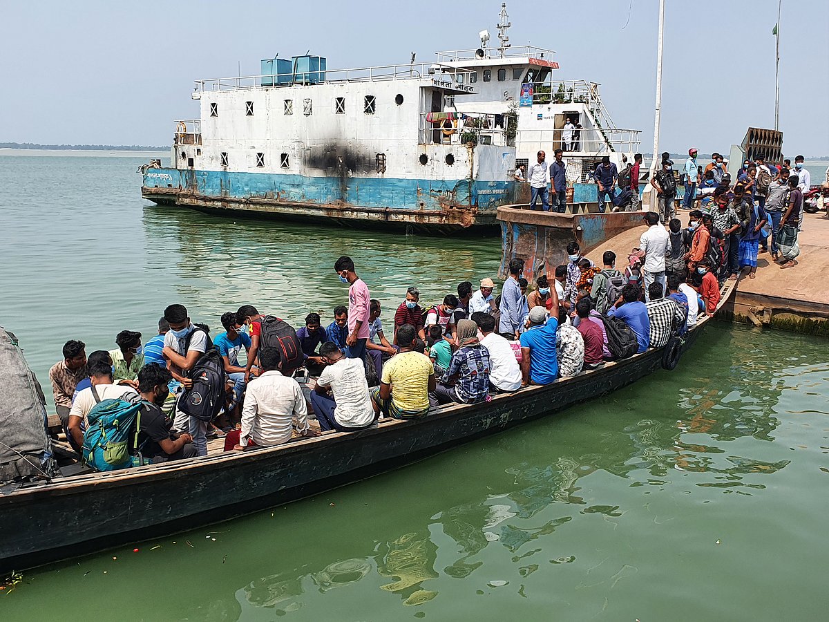 লকডাউনে রাজবাড়ীর দৌলতদিয়া এবং মানিকগঞ্জের পাটুরিয়া নৌপথে ইঞ্জিনচালিত ট্রলারে মোটরসাইকেলসহ গাদাগাদি করে যাত্রী পারাপার হচ্ছে। এ সময় স্বাস্থ্যবিধি বা সামাজিক দূরত্ব কোনোটাই মানা হচ্ছে না। ৫ নম্বর ফেরিঘাট, দৌলতদিয়া, ১৮ এপ্রিল