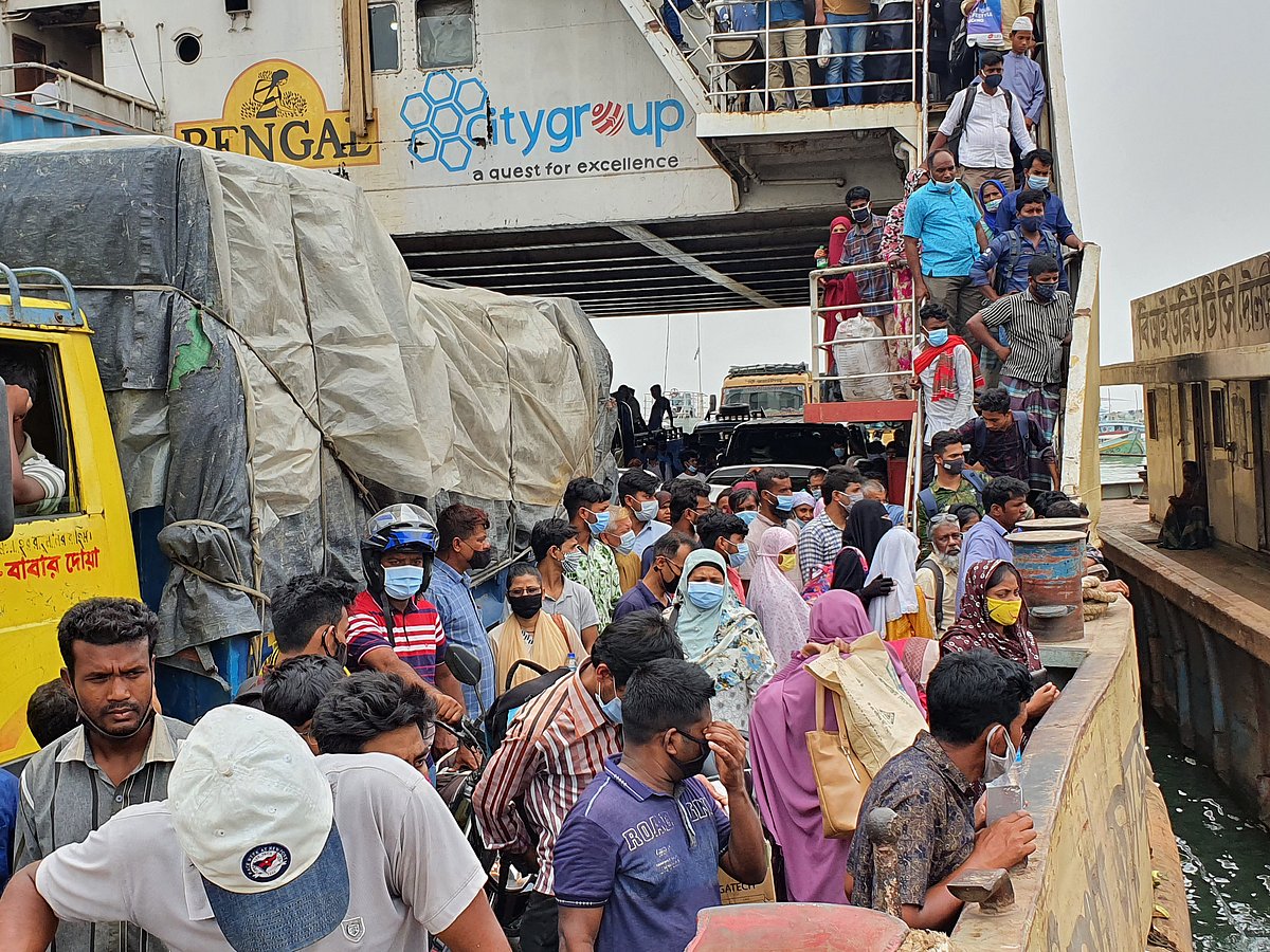 করোনাভাইরাস সংক্রমণে ঠেকাতে সরকারের কঠোর লকডাউনের ঘোষণার পর রাজধানী ছাড়ছেন অনেকে। ফেরিতে ঠাসাঠাসি ভিড়ের কারণে বাড়ছে সংক্রমণের ঝুঁকি। আজ শনিবার দুপুরে রাজবাড়ীর দৌলতদিয়া ফেরিঘাটে