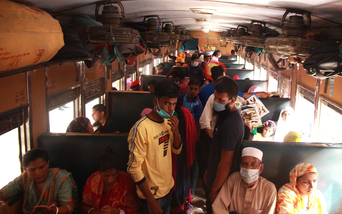 ময়মনসিংহে ট্রেনে চলছে নির্ধারিত আসনের বেশি যাত্রী পরিবহন। স্ট্যান্ডিং টিকিট নিয়ে অনেকে চলাচল করছেন। ময়মনসিংহ রেলস্টেশনের মহুয়া এক্সপ্রেস ট্রেনে