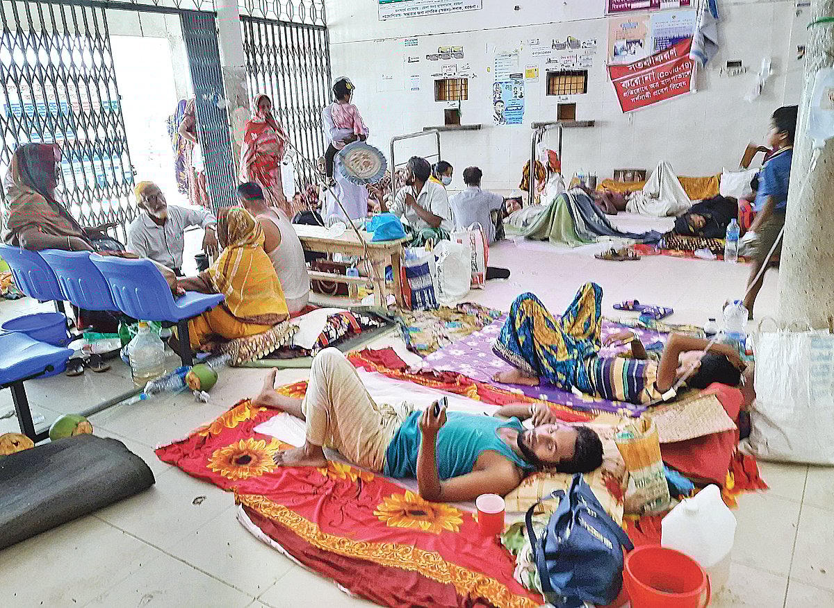 বরগুনা হাসপাতালের প্রবেশদ্বারে চিকিৎসা দেওয়া হচ্ছে ডায়রিয়া রোগীদের