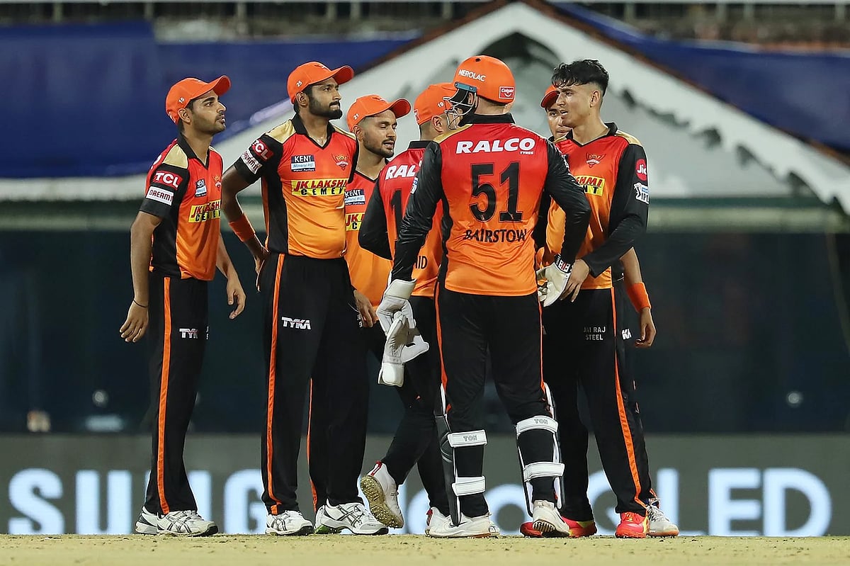 চেন্নাইয়ে বোলাররা দাপট দেখাচ্ছেন।