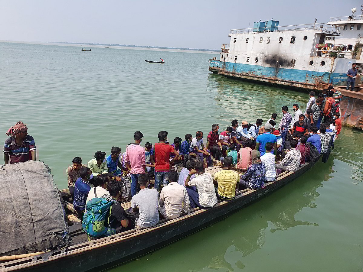দৌলতদিয়া–পাটুরিয়া নৌপথে ট্রলারে গাদাগাদি করে পার হচ্ছেন যাত্রীরা। দৌলতদিয়ার ৫ নম্বর ফেরি ঘাটে