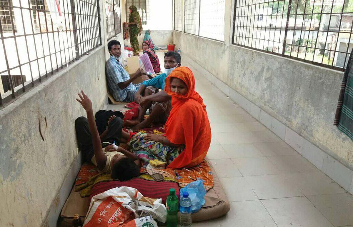 বরগুনা আমতলী স্বাস্থ্য কম্পেলেক্স রোগীরা শয্যা না পেয়ে বারান্দায়। আজ সোমবার দুপুরের ছবি