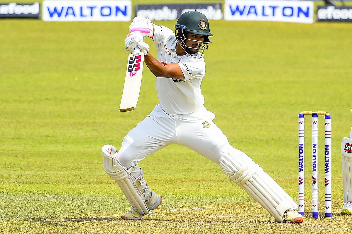 প্রথম টেস্ট সেঞ্চুরির পথে নাজমুল হোসেন।