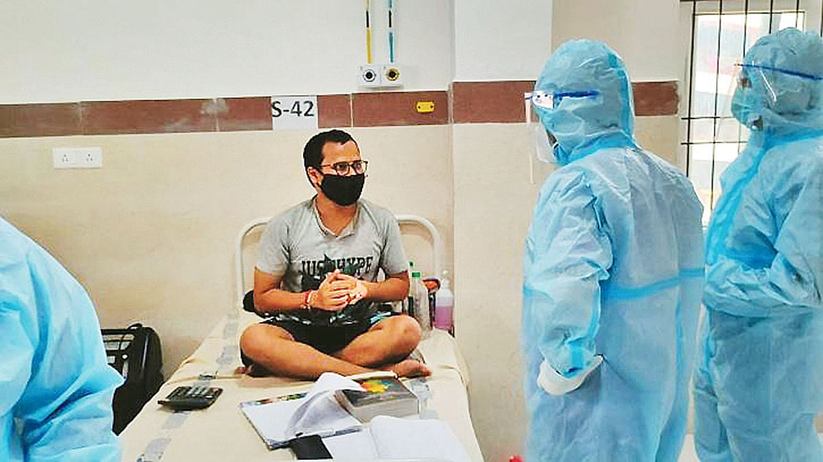 ভারতের ওডিশা রাজ্যের একটি হাসপাতালের করোনা ইউনিটে চিকিৎসাধীন রোগী প্রস্তুতি নিচ্ছেন সিএ পরীক্ষার