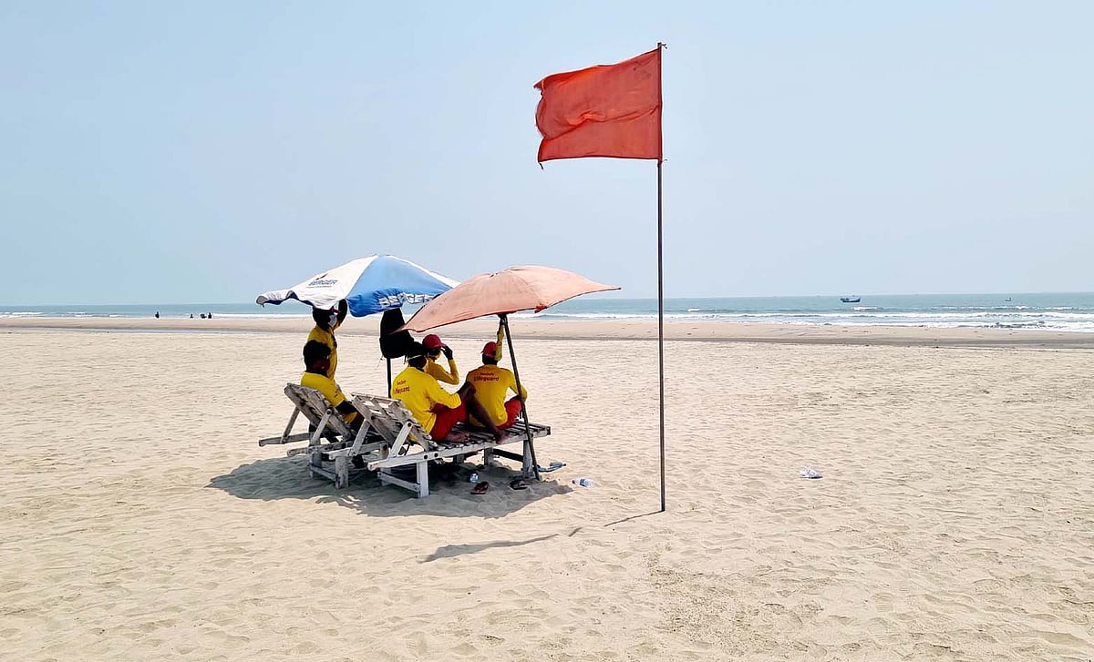 কক্সবাজারের পর্যটকশূন্য ফাঁকা সৈকতে অলস সময় কাটাচ্ছেন লাইফগার্ড কর্মীরা। সৈকতের কলাতলী পয়েন্ট, বুধবার দুপুরে