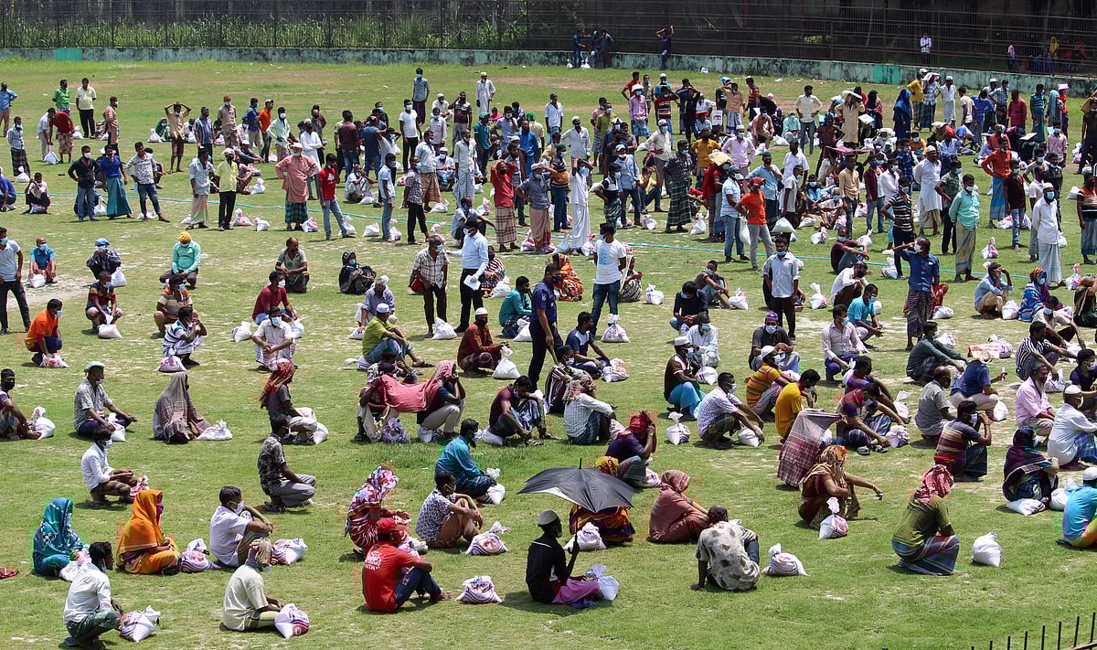 প্রধানমন্ত্রীর ত্রাণ তহবিল থেকে করোনাকালীন বেকার-অসহায়দের মধ্যে ত্রাণ বিতরণ করেছে ভোলা জেলা প্রশাসন। গজনবী স্টেডিয়াম, ভোলা, ২৫ এপ্রিল