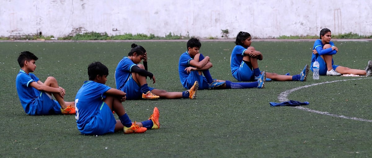 বাফুফে ভবনের টার্ফে চলছে নারী ফুটবলারদের অনুশীলন