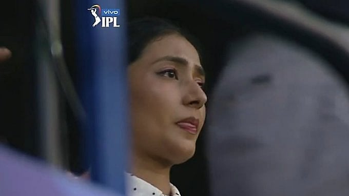 যুজবেন্দ্র চাহাল উইকেট পাওয়ার পর একটু যেন আবেগতাড়িত হয়ে পড়েন তাঁর স্ত্রী ধনশ্রী বর্মা।