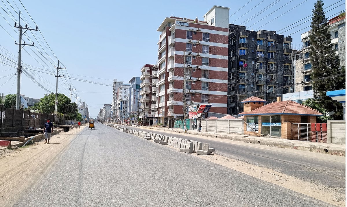 কক্সবাজারে লকডাউনের দ্বিতীয় দিনে  অনেকটাই ফাঁকা কলাতলী সৈকত সড়ক। বৃহস্পতিবার বিকেলে