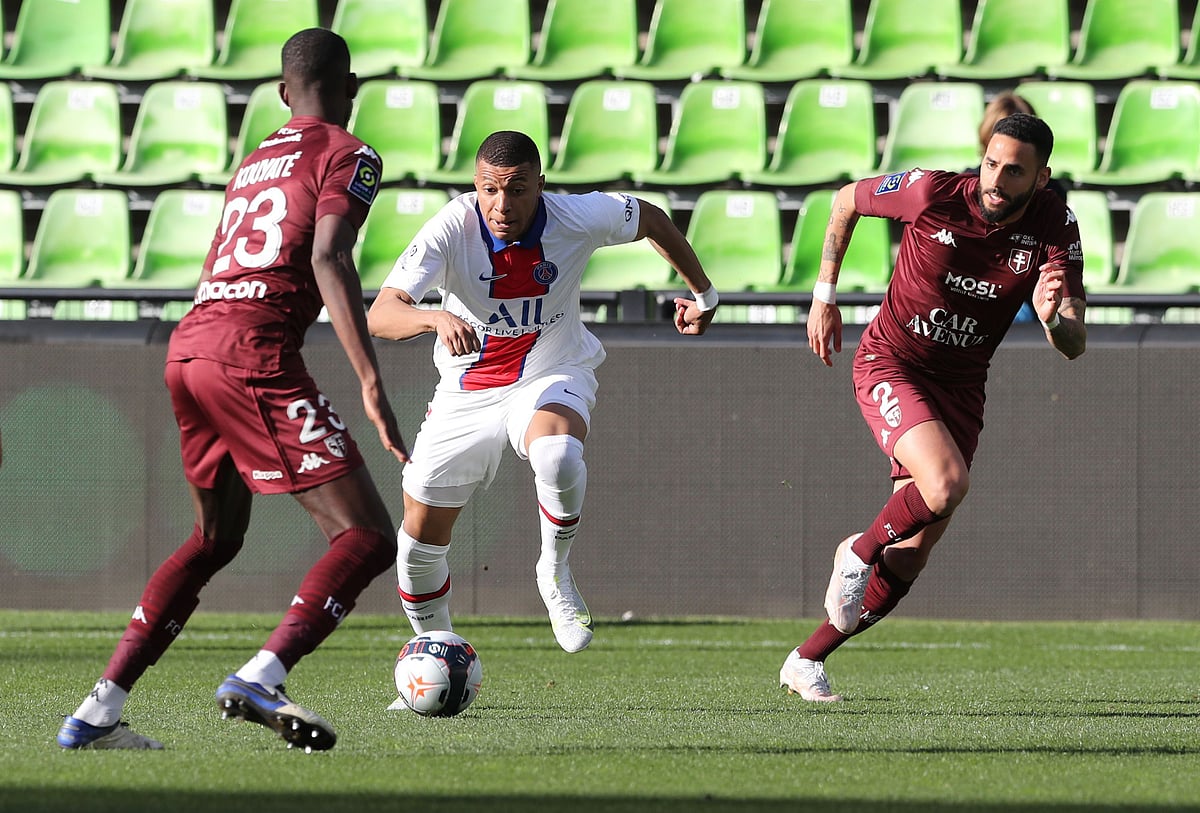 কাল মেসের বিপক্ষে ম্যাচে শেষ মুহূর্তে চোট পেয়েছেন কিলিয়ান এমবাপ্পে।