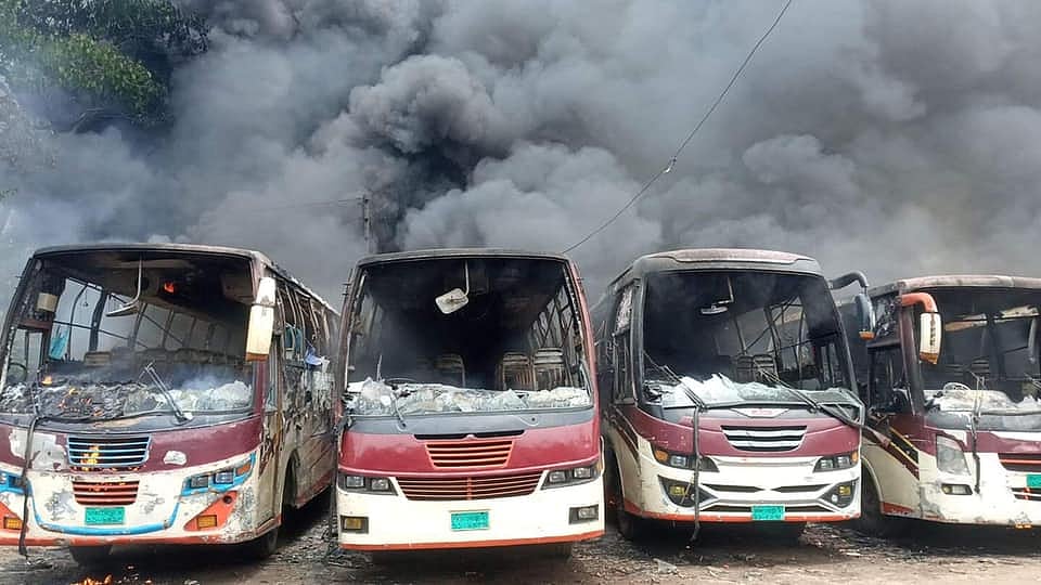 ঢাকার নবাবগঞ্জের বান্দুরা বাজার বাসস্ট্যান্ডে অগ্নিকাণ্ডের ঘটনায় এন মল্লিক পরিবহনের ৯টি বাস পুড়ে গেছে। গতকাল বুধবার সকালে