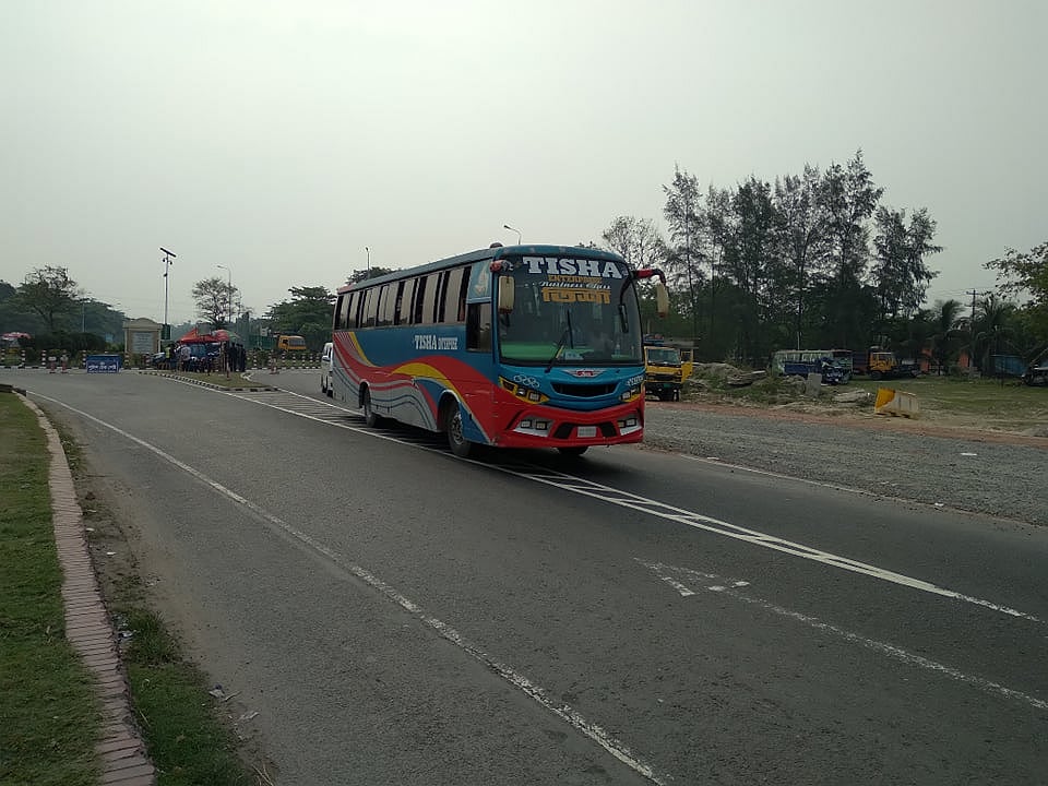 সিরাজগঞ্জে বঙ্গবন্ধু সেতু পশ্চিম গোলচত্বর মহাসড়কে নিষেধাজ্ঞা অমান্য করে আজ রোববার সকাল থেকে দূরপাল্লার বাস চলছে