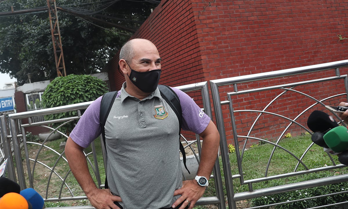 বাংলাদেশ দলের কোচ রাসেল ডমিঙ্গো। আজ বিকালে বিমানবন্দরে।