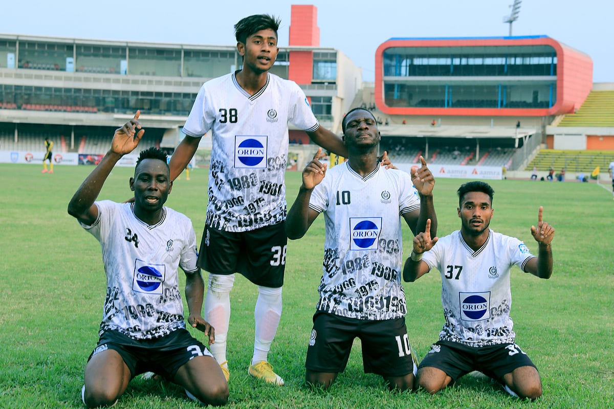 মোহামেডানের জয়সূচক গোলটি করে সতীর্থদের সঙ্গে দিয়াবাতের উদ্‌যাপন।