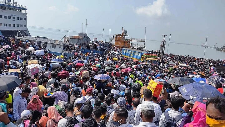 ঈদে ঘরমুখী মানুষের ভিড়