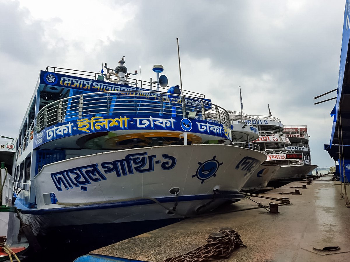 বরিশাল লঞ্চঘাটে সারি বেঁধে ঢাকা–বরিশালসহ বিভিন্ন রুটের লঞ্চ নোঙর করে রাখা হয়েছে। বৃহস্পতিবার দুপুরে তোলা ছবি