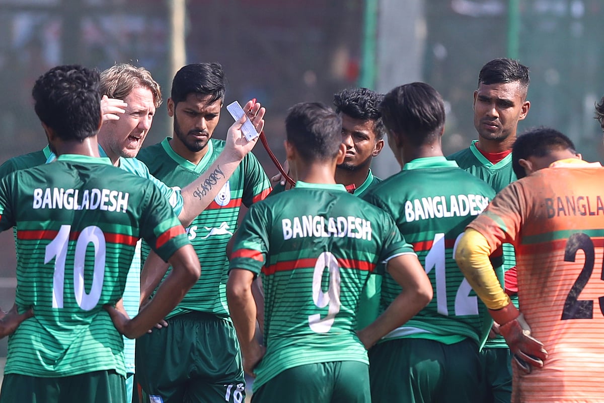 অনুশীলনে বাংলাদেশের ফুটবলারদের কিছু একটা বোঝাচ্ছেন কোচ জেমি ডে।