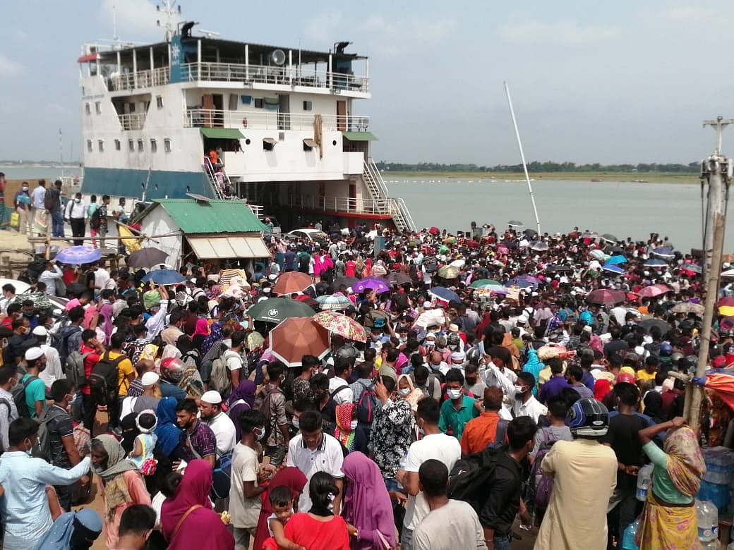 বাংলাবাজার-শিমুলিয়া নৌপথে ঢাকামুখী যাত্রীদের উপচে পড়া ভিড়। মঙ্গলবার দুপুর ১২টায় মাদারীপুরের বাংলাবাজার ফেরিঘাটে