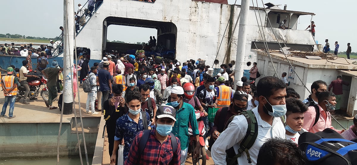 জরুরি প্রয়োজনে ছেড়ে আসা ফেরিতে গাদাগাদি করে পদ্মা পাড়ি দিচ্ছেন দক্ষিণাঞ্চগামী মানুষ। আজ সোমবার ১২টার দিকে মাদারীপুরের বাংলাবাজার ফেরিঘাটে