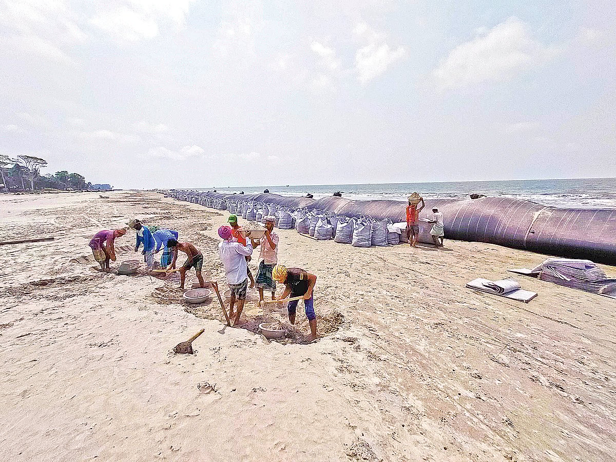 কুয়াকাটা সমুদ্রসৈকতে জিও টিউব স্থাপন করা হচ্ছে। গত ২৮ এপ্রিলের ছবি