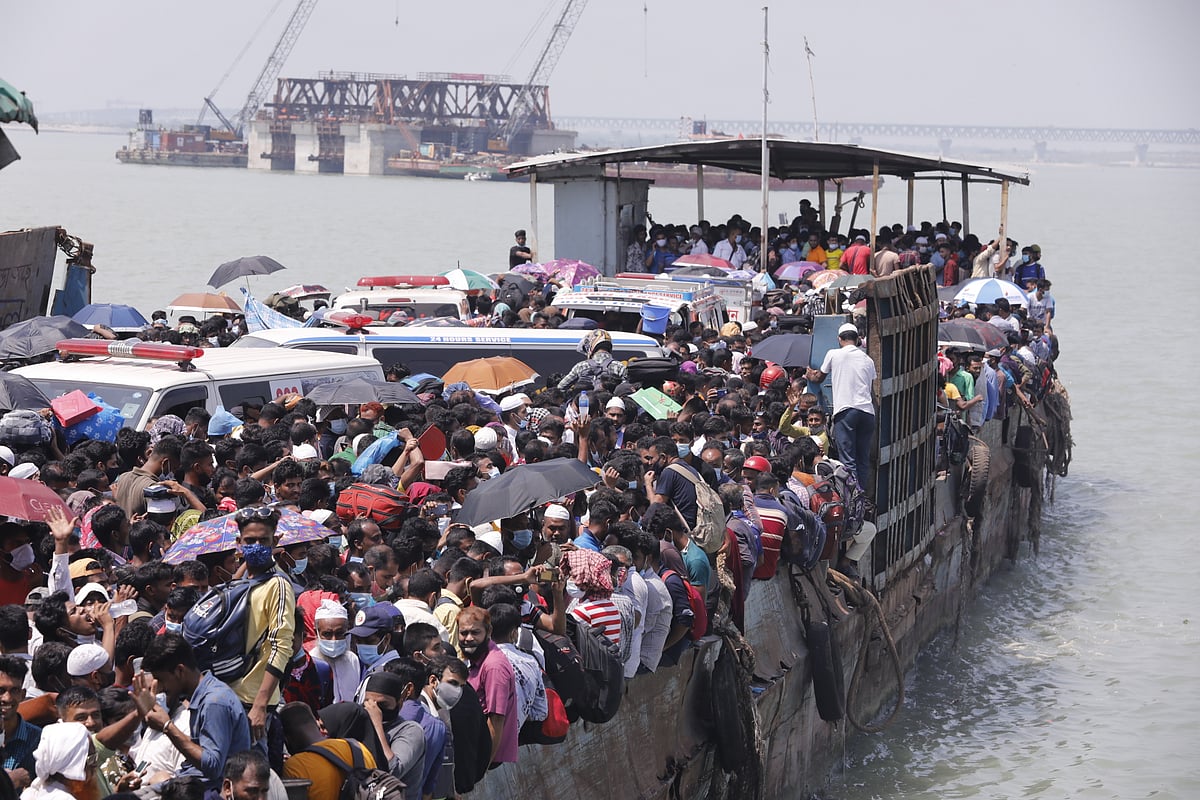 মুন্সিগঞ্জের শিমুলিয়া ঘাট থেকে শত শত যাত্রী নিয়ে ছেড়ে যাওয়া ফেরি যমুনা