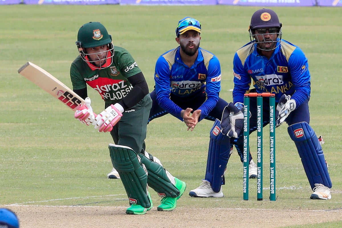 দ্বিতীয় ওয়ানডেতে সেঞ্চুরি পথে মুশফিকুর রহিম।