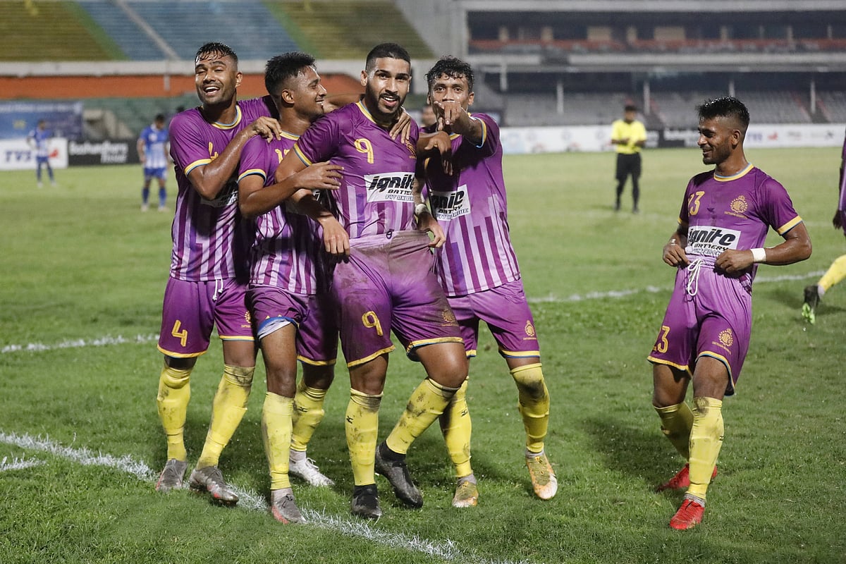 ভলিতে দুর্দান্ত গোলের পর সতীর্থদের মধ্যমণি চট্টগ্রাম আবাহনীর ব্রাজিলিয়ান স্ট্রাইকার নিক্সন গিয়াহামে (৯ নম্বর জার্সি)।