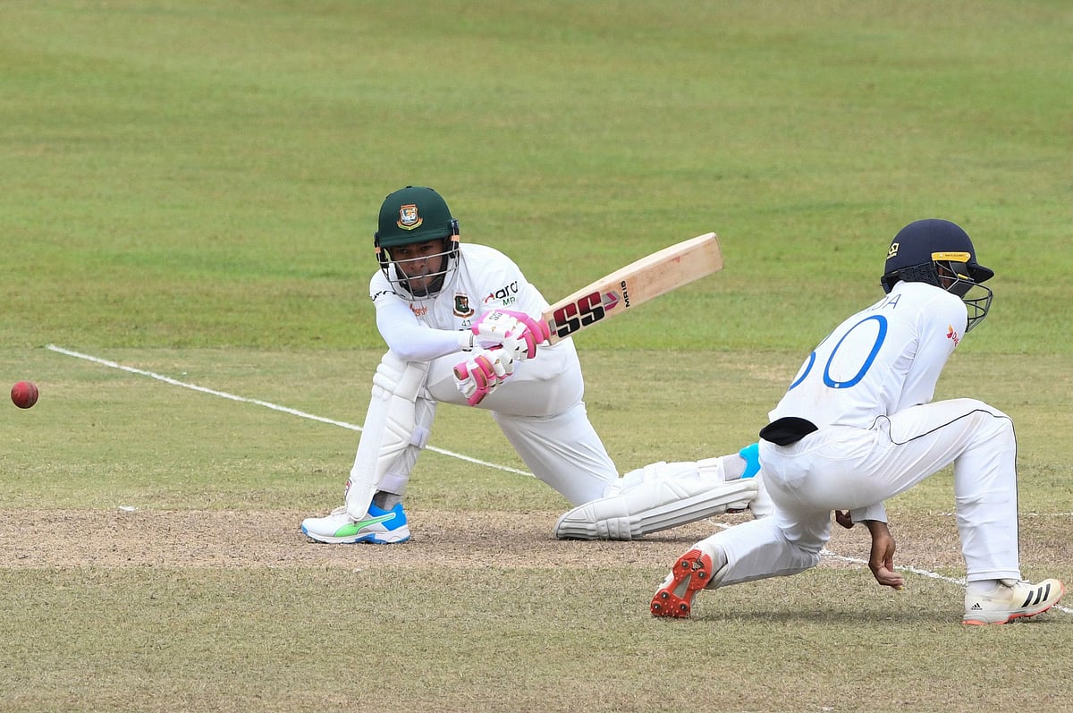 ভালো খেলতে খেলতে আউট হলেন মুশফিক।