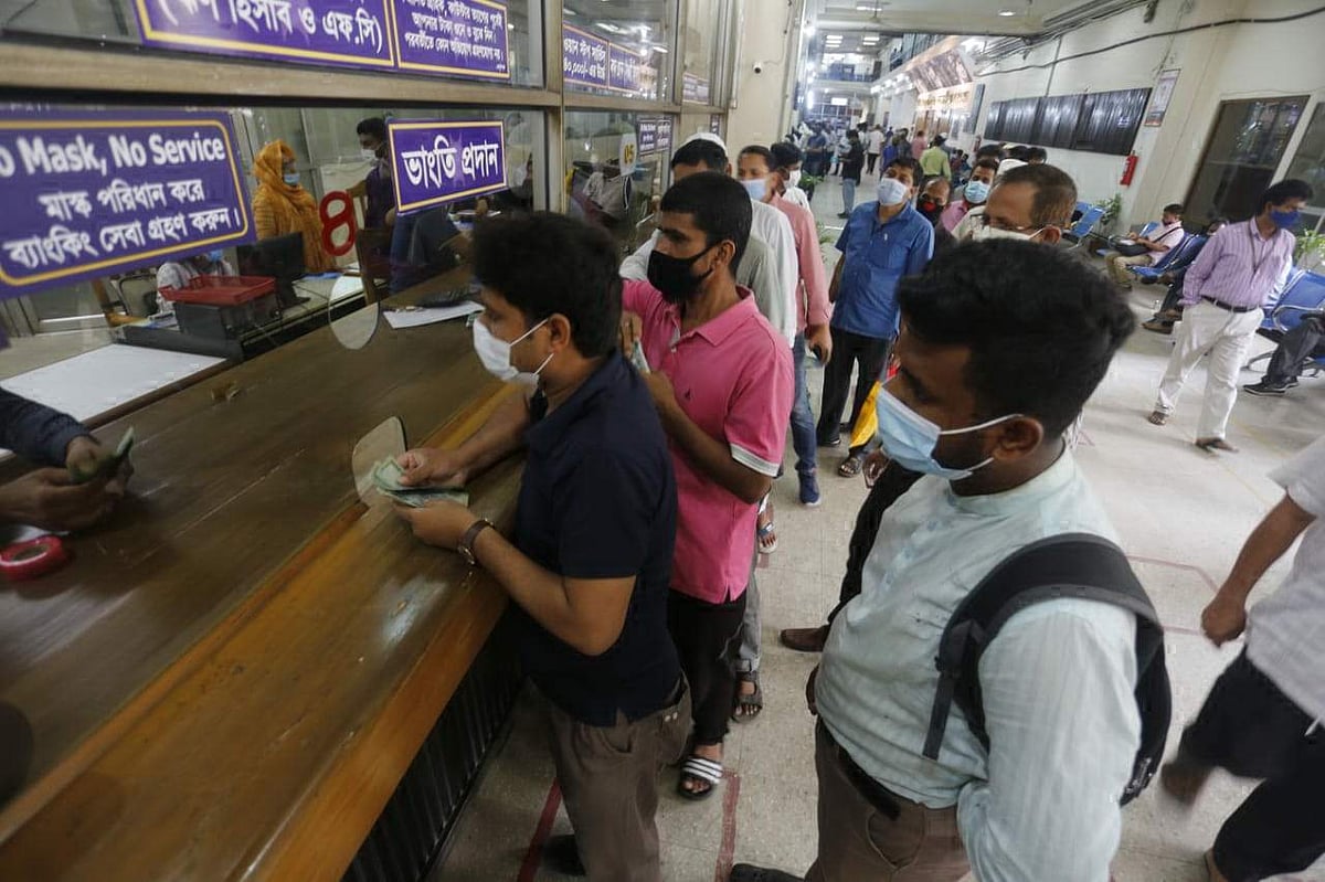 চলছে ব্যাংকের কার্যক্রম। সোনালী ব্যাংকের প্রধান কার্যালয়, মতিঝিল, ঢাকা,